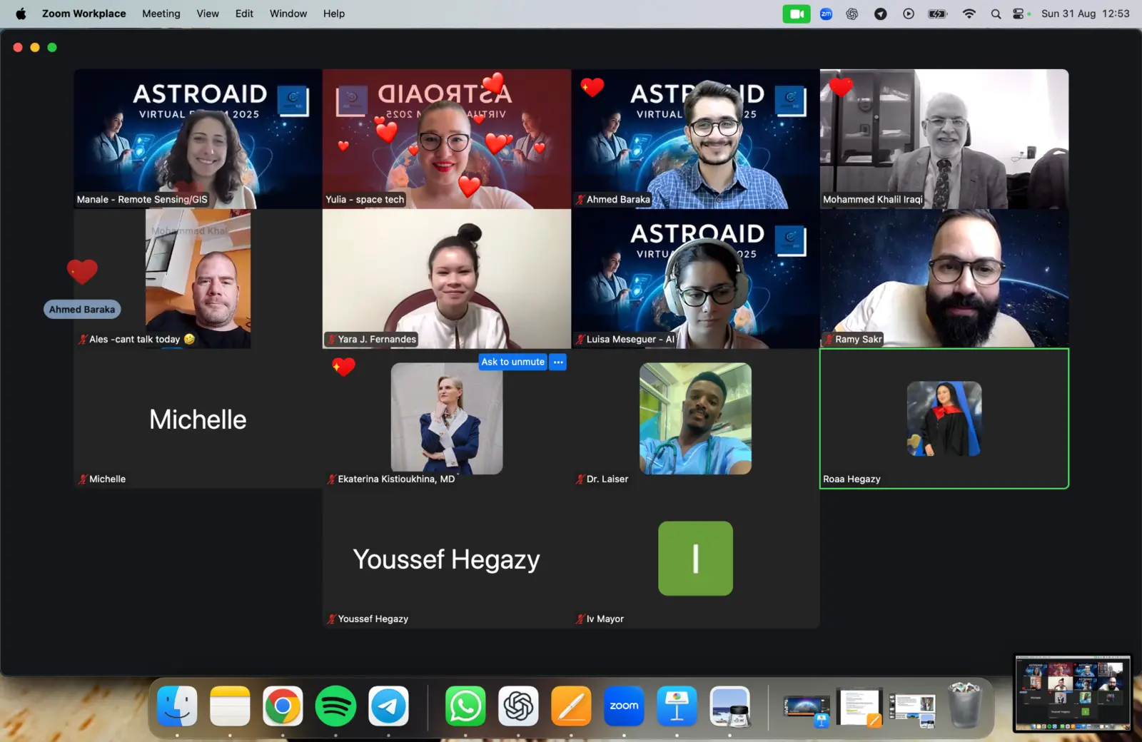 Forum participants in a virtual gallery